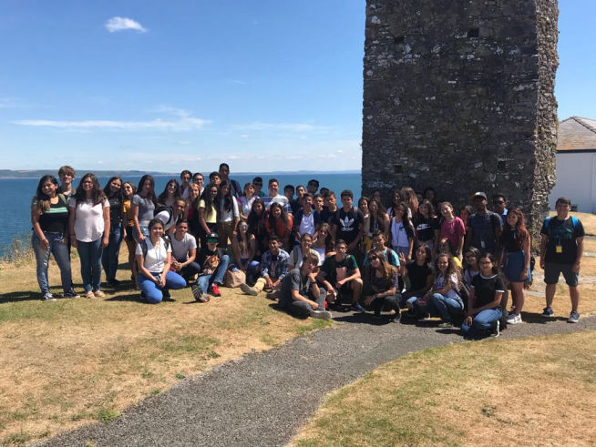 Grupo de estudiantes de secundaria de Costa Rica en Gales durante el programa de intercambio