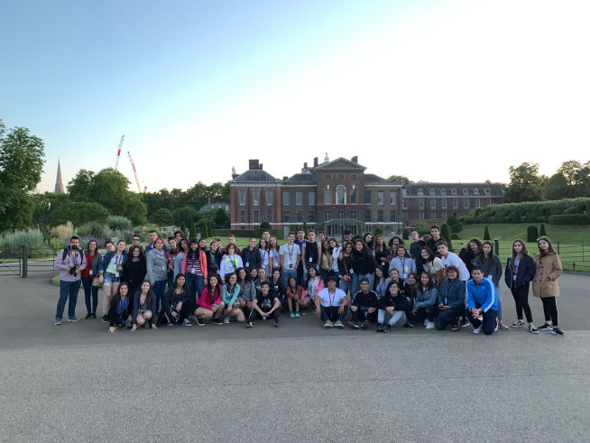 Grupo de estudiantes de secundaria de Costa Rica frente al Palacio de Kensington