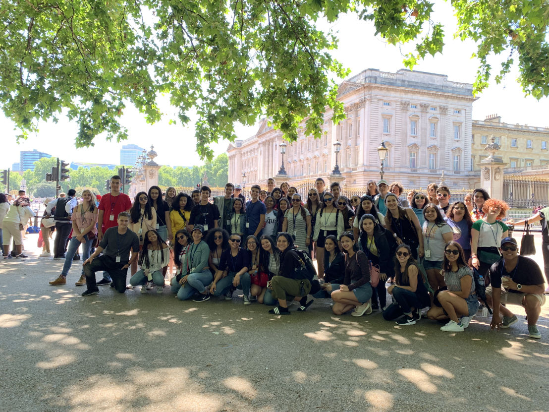 Grupo de estudiantes internacionales de secundaria de Costa Rica en programa internacional, frente al Palacio de Buckingham en Londres, Inglaterra.