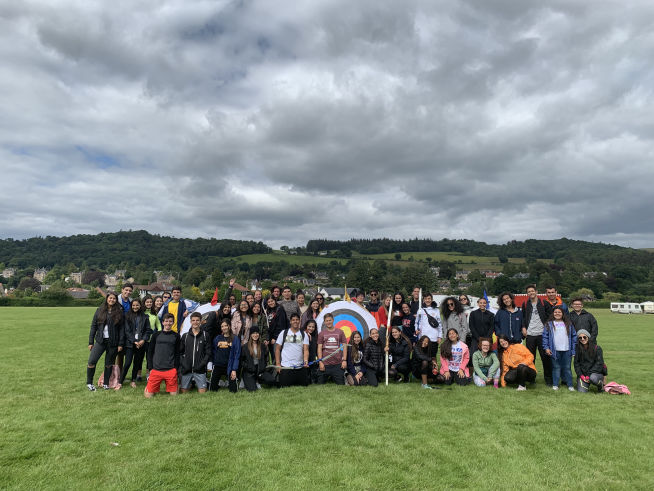 Grupo de estudiantes costarricenses durante la sesión de actividades de tiro con arco en Escocia en el programa internacional