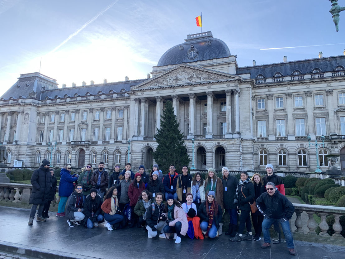 Grupo de estudiantes internacionales de secundaria de Costa Rica en programa internacional en Bélgica frente al palacio real.