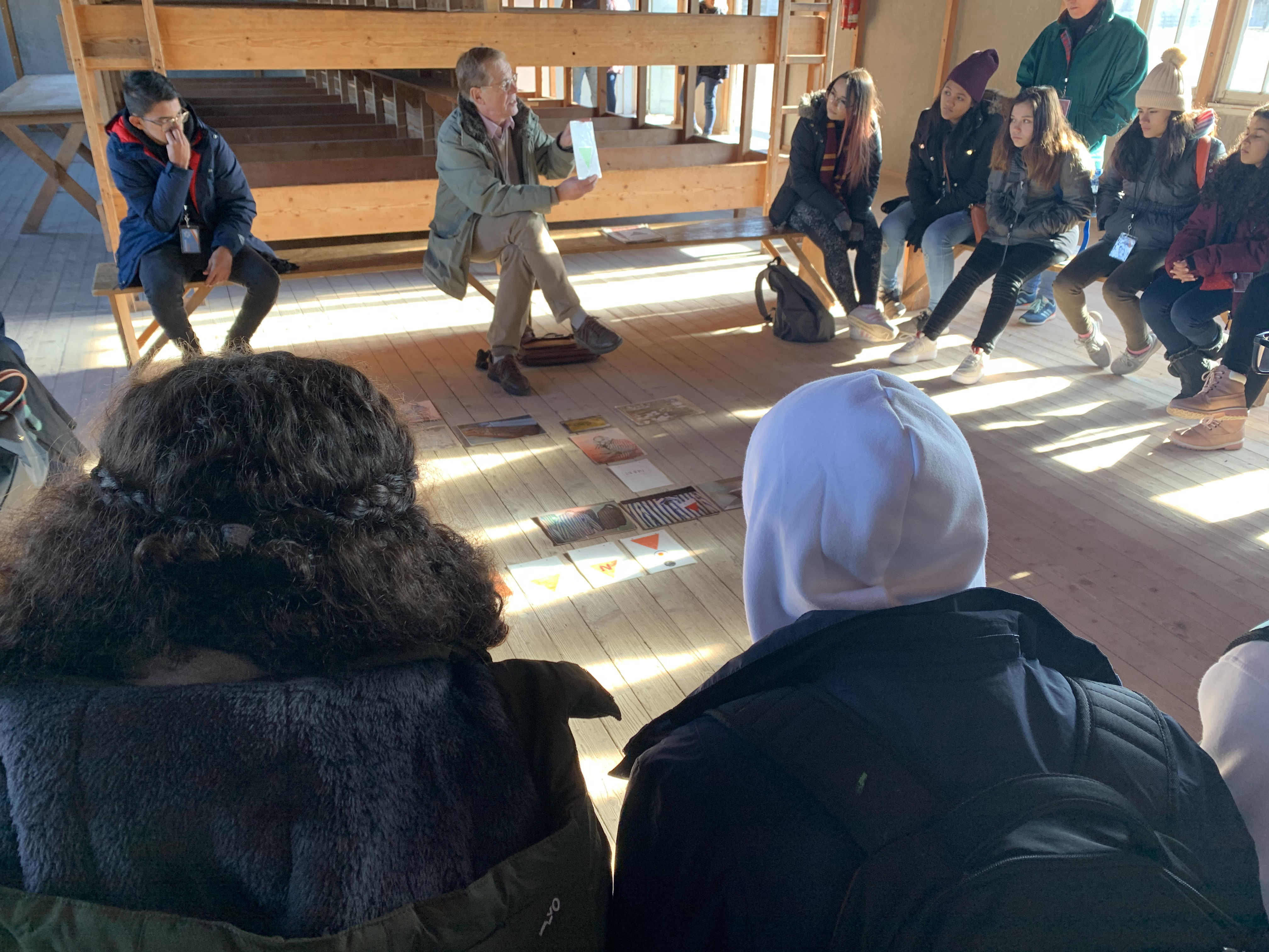 Grupo de estudiantes internacionales de Costa Rica recibiendo una clase en el campo de concentración de Dachau