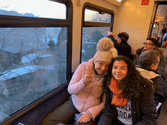 Grupo de estudiantes internacionales de Costa Rica en un tren en Europa