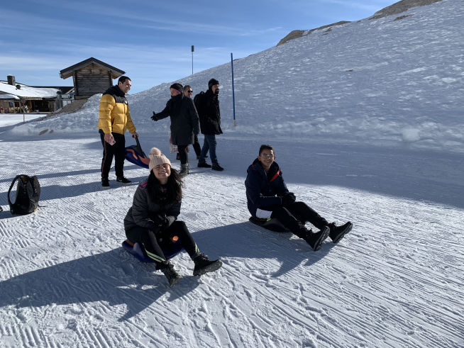 Dos estudiantes en trineo durante el programa internacional en los alpes